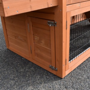 The rabbit hutch Holiday Medium has a little door on the left side
