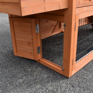 The rabbit hutch Holiday Medium is provided with an exit hatch