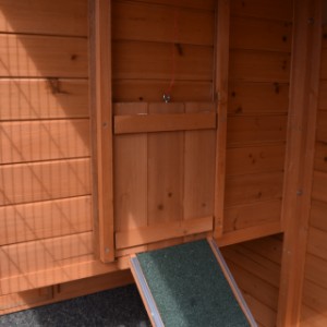 The wooden hutch Holiday Medium has a lockable sleeping compartment