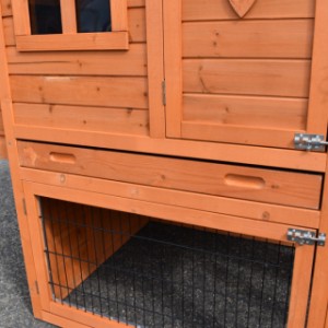 Because of the tray you can clean the sleeping compartment of the rabbit hutch Holiday Medium very easily