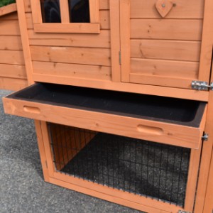 Because of the tray you can clean the chickencoop Holiday Medium very easily
