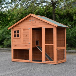 The large wooden rabbit hutch Holiday Medium is an acquisition for your garden
