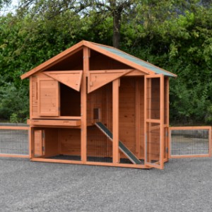 The sleeping compartment of rabbit hutch Holiday Medium offers place for 2 till 4 rabbits