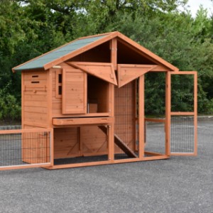 The rabbit hutch Holiday Medium is provided with many large doors