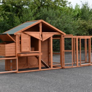 Chickencoop Holiday Medium with nest box and run Functional | large doors