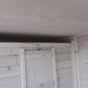 Chickencoop Holiday Medium | above the sleeping compartment is a crack for the ventilation