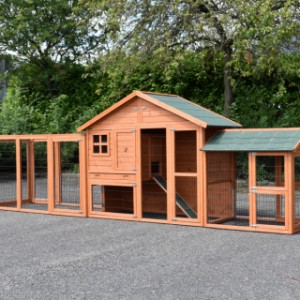 Chickencoop Holiday Medium with run Space and Functional | the run can be placed both on the right side as on the left side