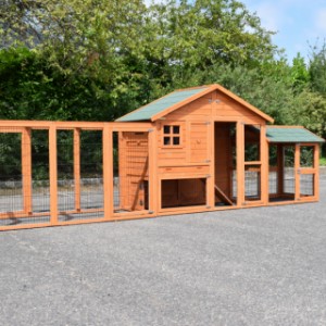 Chickencoop Holiday Medium with run Space and Functional | the run can be placed both on the left and the right side