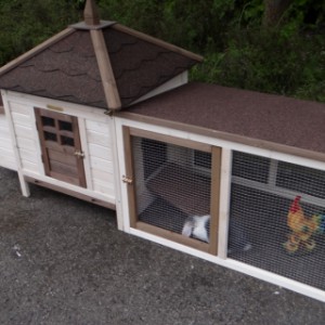 The beautiful chickencoop Ambiance Small is provided with a lockable sleeping compartment