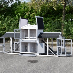 The rabbit hutch Double Small has a hinged roof