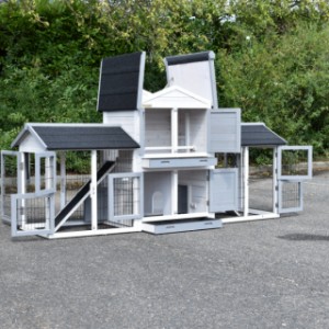 The guinea pig hutch Double Small has many doors