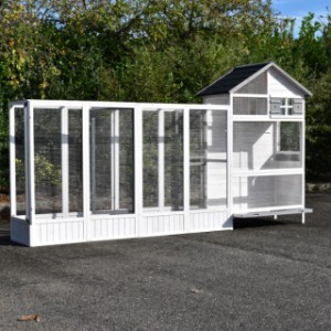 With 2 runs offers the aviary Sara Large a lot of space for your birds