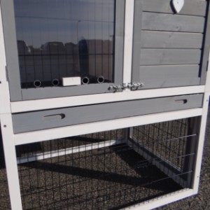 The chickencoop Prestige Medium has a tray, to clean the hutch very easily