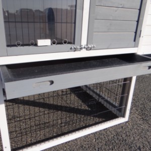 The animal house Prestige Medium has a tray, to clean the hutch very easily