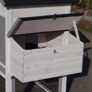 The laying nest of the chickencoop Prestige Medium has a hinged roof