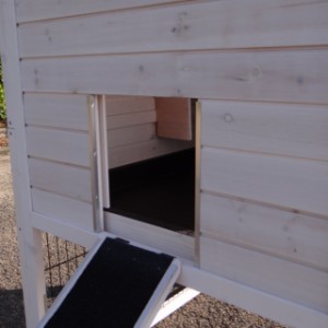 The sleeping compartment of rabbit hutch Prestige Medium is provided with a sliding hatch