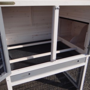The sleeping compartment of the chickencoop Prestige Medium is provided with 2 perches