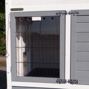 The sleeping compartment of rabbit hutch Prestige Medium is provided with plexiglass
