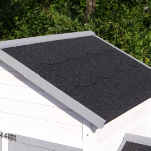 The laying nest of the chickencoop Prestige Medium is provided with roofing felt