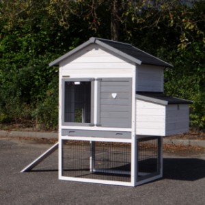 The chickencoop Prestige Medium will be delivered in the colours white-grey
