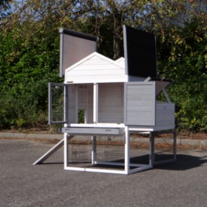 The chickencoop Prestige Medium is provided with a hinged roof