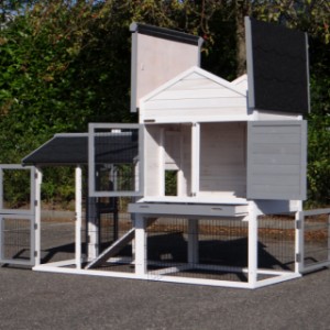 Wooden chickencoop Prestige Medium is equipped with a hinged roof