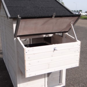 The nesting box of the rabbit hutch Holiday Medium is provided with a hinged roof