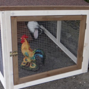 The chickencoop Ambiance Small is extended with a run avec roofing felt