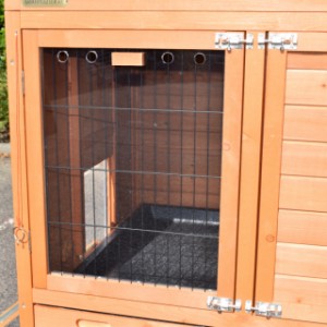 The chickencoop Prestige Large will be delivered with plexiglass for the sleeping compartment