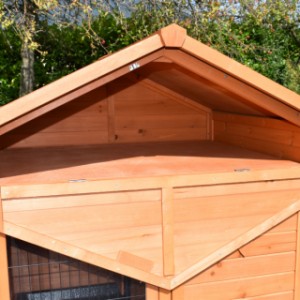 The chickencoop Prestige Large has un practical storage attic