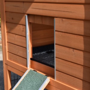 The opening of the sleeping compartment of the rabbit hutch Prestige Large is 23x26cm