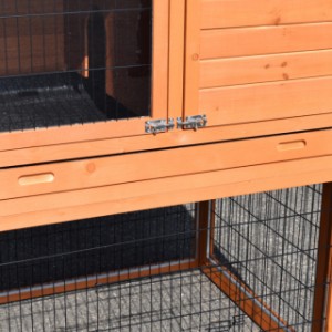 The rabbit hutch Prestige Large has two doors in the sleeping compartment