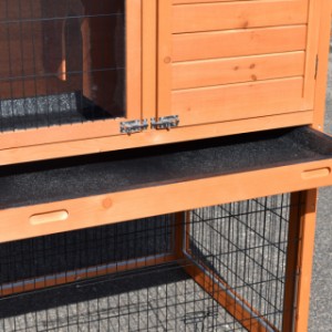 The chickencoop Prestige Large is equipped with a plastic tray, to clean the hutch very easily