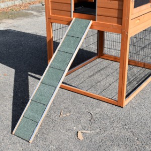 The chickencoop Prestige Large is provided with a practical tray