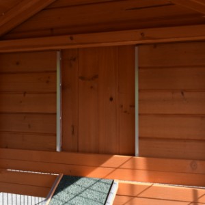 The sleeping compartment of rabbit hutch Prestige Large is lockable