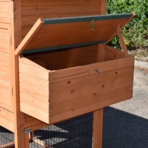 The laying nest of the chickencoop Prestige Large is provided with a hinged roof