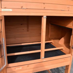 The sleeping compartment of the chickencoop Prestige Large is provided with 2 perches