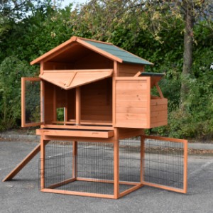 The chickencoop Prestige Large is provided with large doors