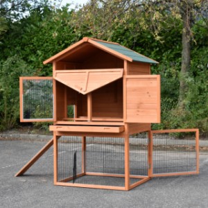 Wooden chickencoop Prestige Large is provided with large doors