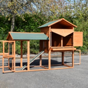 The rabbit hutch Prestige Large is provided with many doors