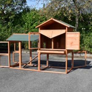 The rabbit hutch Prestige Large is provided with large doors