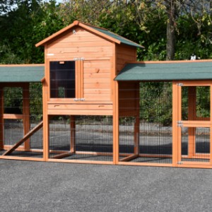 Large chickencoop Prestige Large, is extended with 2 runs