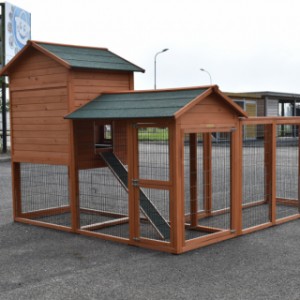 The rabbit hutch Prestige Large is placed in a corner unit