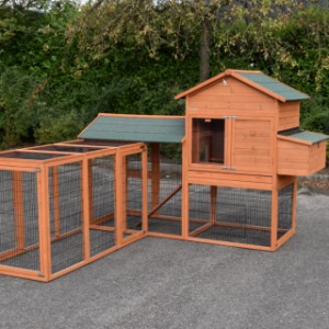 Corner-chickencoop Prestige Large with 2 runs and laying nest