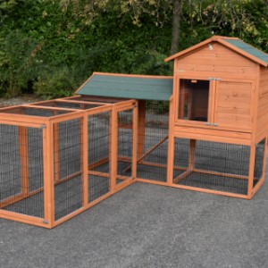 The rabbit hutch Prestige Large can be placed in a corner unit