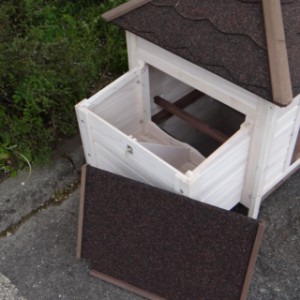 The nesting box of rabbit hutch Ambiance Small has a removable roof