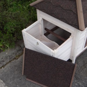 The roof of the laying nest of the chickencoop Ambiance Small is removable