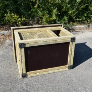 The bottom plate of dog house Block Medium is made of filmcoated plywood