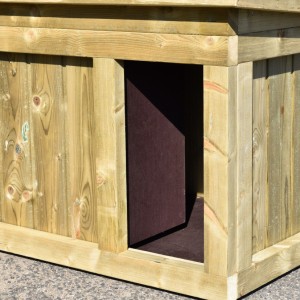 The dimensions of the opening of dog house Block Medium are 27x51cm