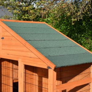 The chickencoop Holiday Large has a roof, which is provided with roofing felt